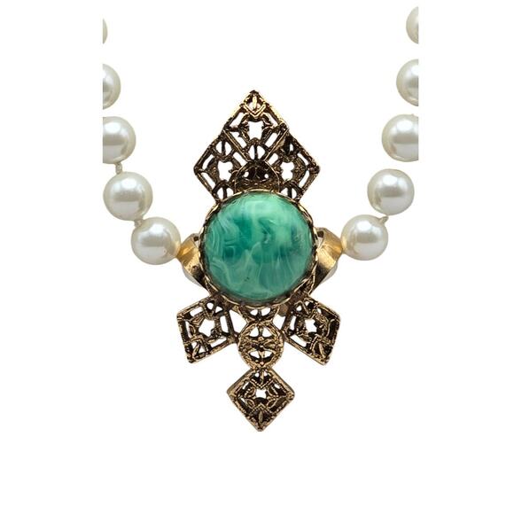 Green Swirled Glass Pendant and Gold Filigree Accents Pearl Vintage Necklace - Picture 1 of 7